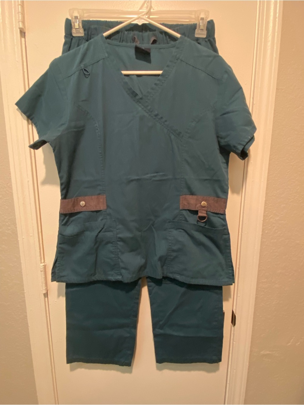 Women's Teal Scrub Set - Comfortable V-Neck Top & Drawstring Pants